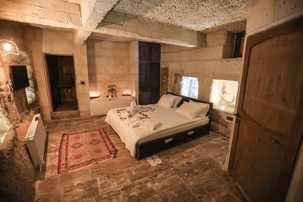 Duru Deluxe Jacuzzi Suite - Photo 1