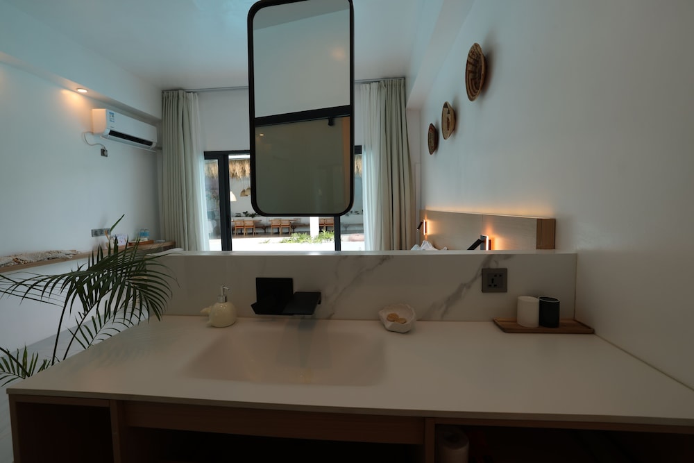 Deluxe Room, 1 King Bed, Pool Access, Pool View photo 2