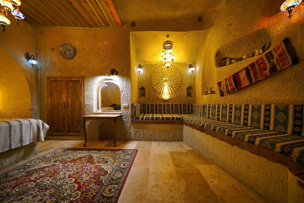 Nimet Deluxe Jacuzzi Cave Suite photo 1