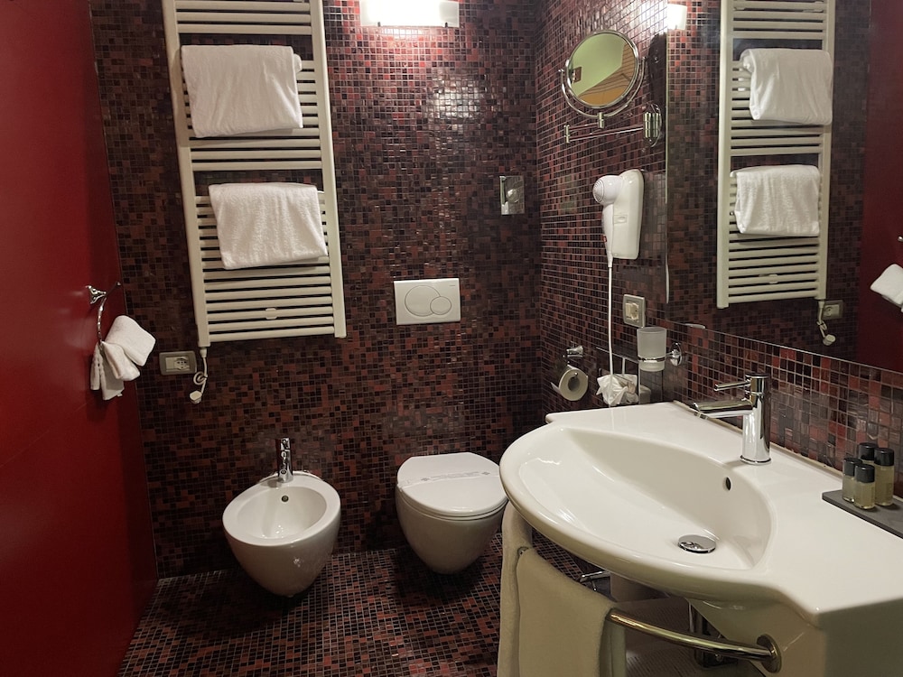 Deluxe Double Room with Whirlpool Bath photo 2