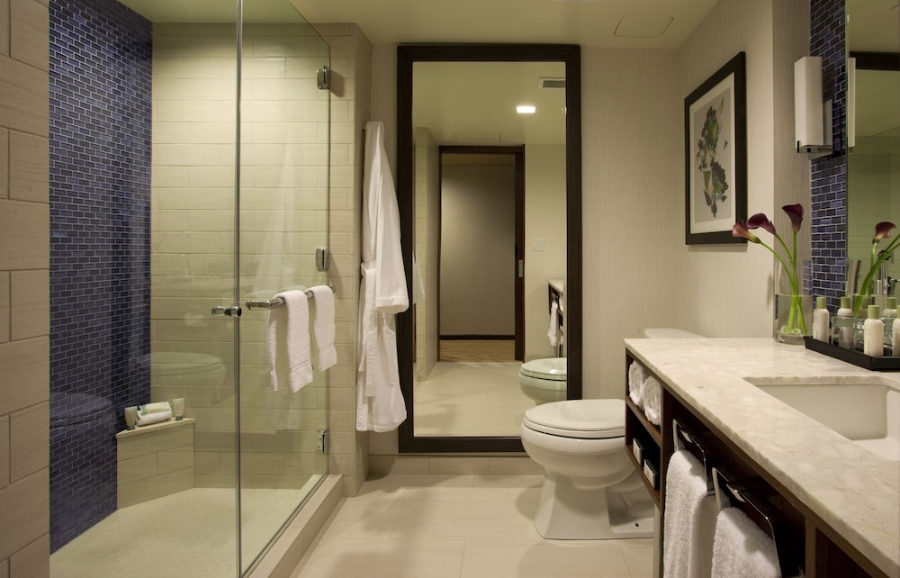 Junior Suite, 1 King Bed (Skyline View)