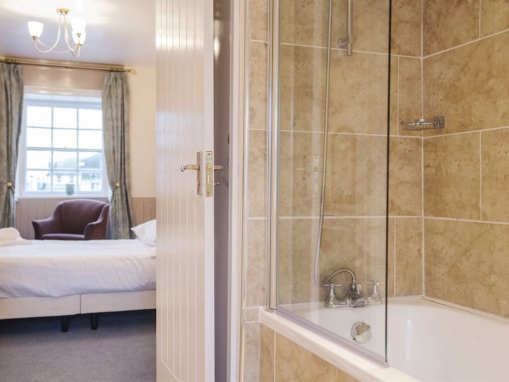 Standard Double Room, Ensuite photo 3