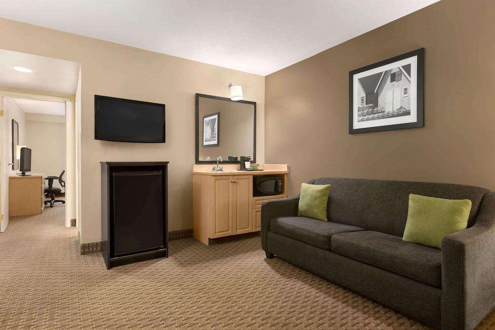 Suite, 2 Queen Bed, 2 Bedroom, 1 Pull Out, Non Smoking (First Floor Drive Up) - Photo 4