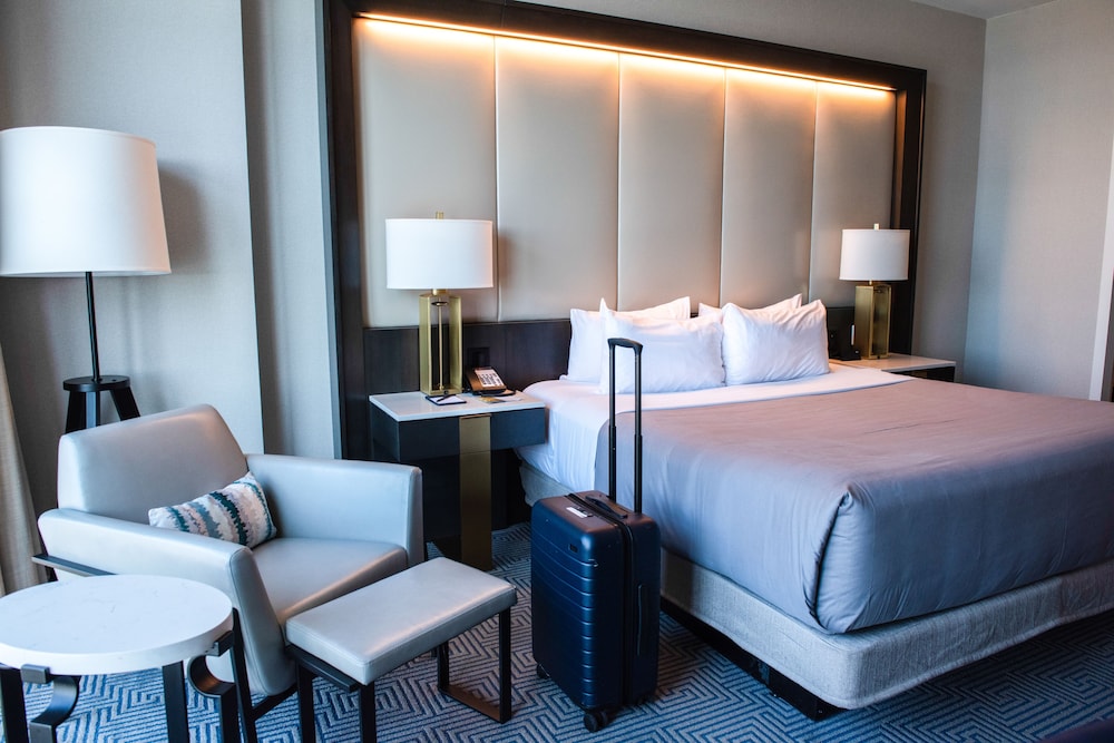 Premium Room, 1 King Bed, Transfer Shower, Non Smoking (Mobility Accessible)