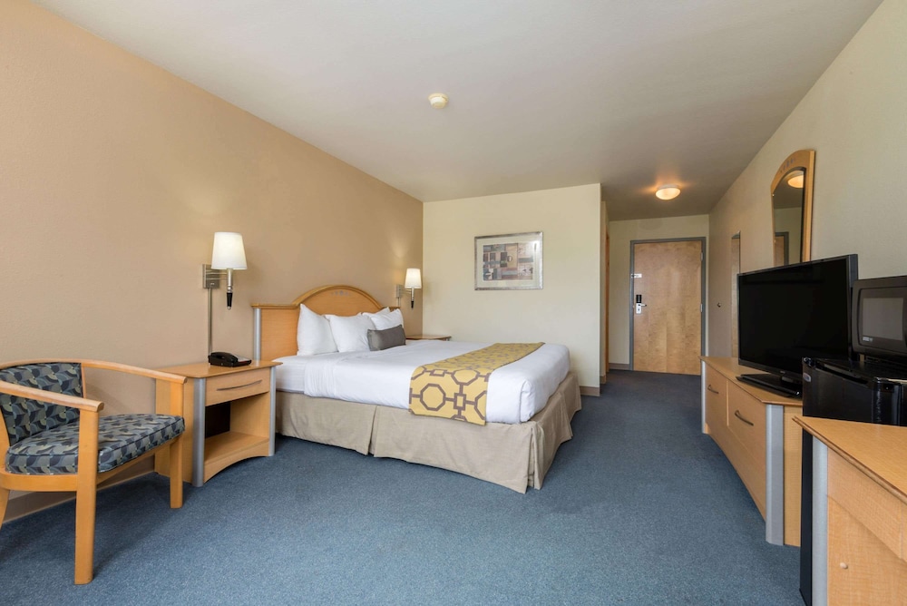 Room, 1 King Bed - Photo 2