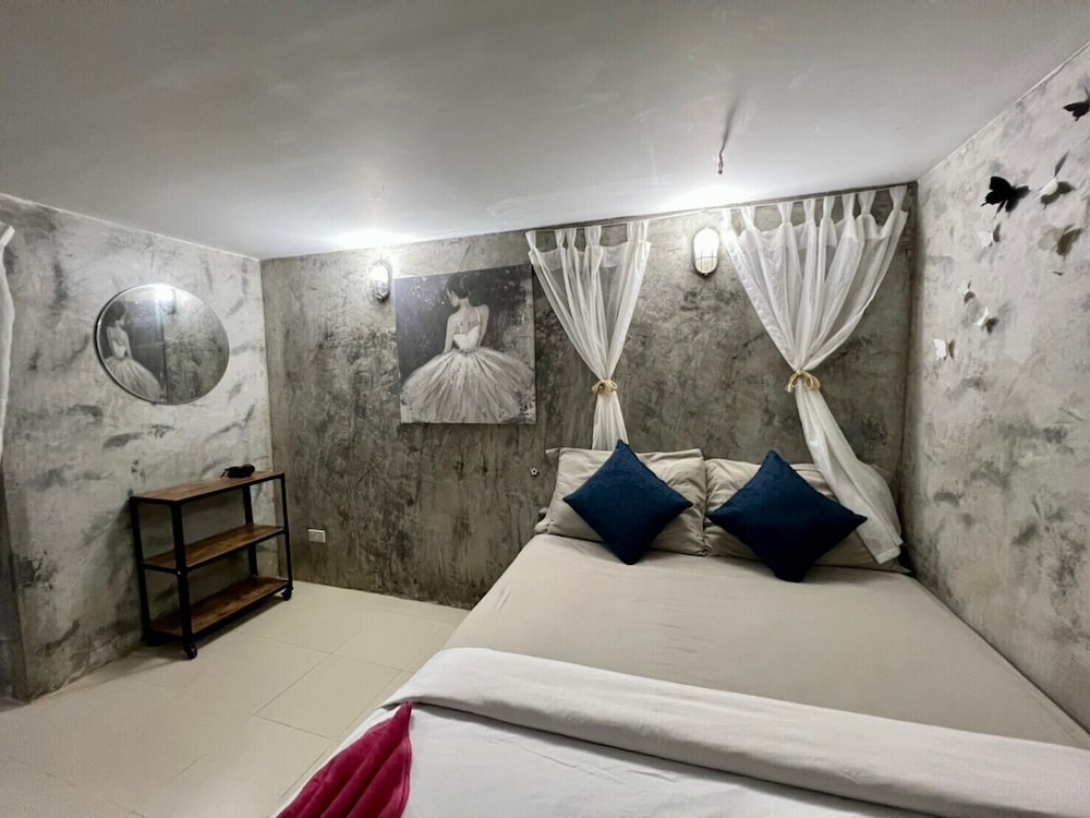 Deluxe Room, 1 Queen Bed - Photo 18