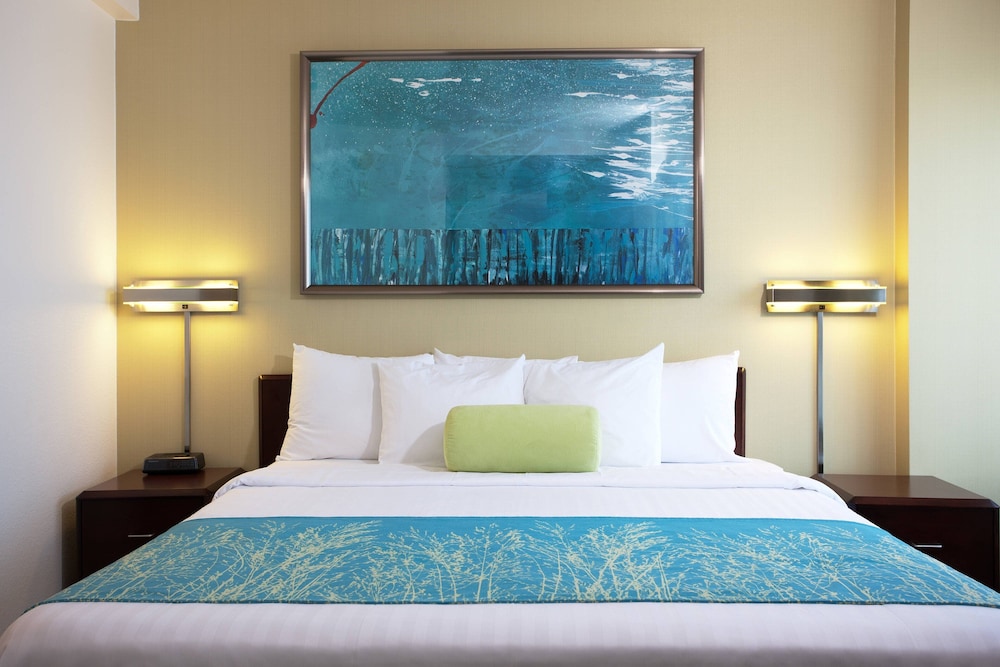 Suite, 1 King Bed with Sofa bed (Hearing Accessible) - Photo 2