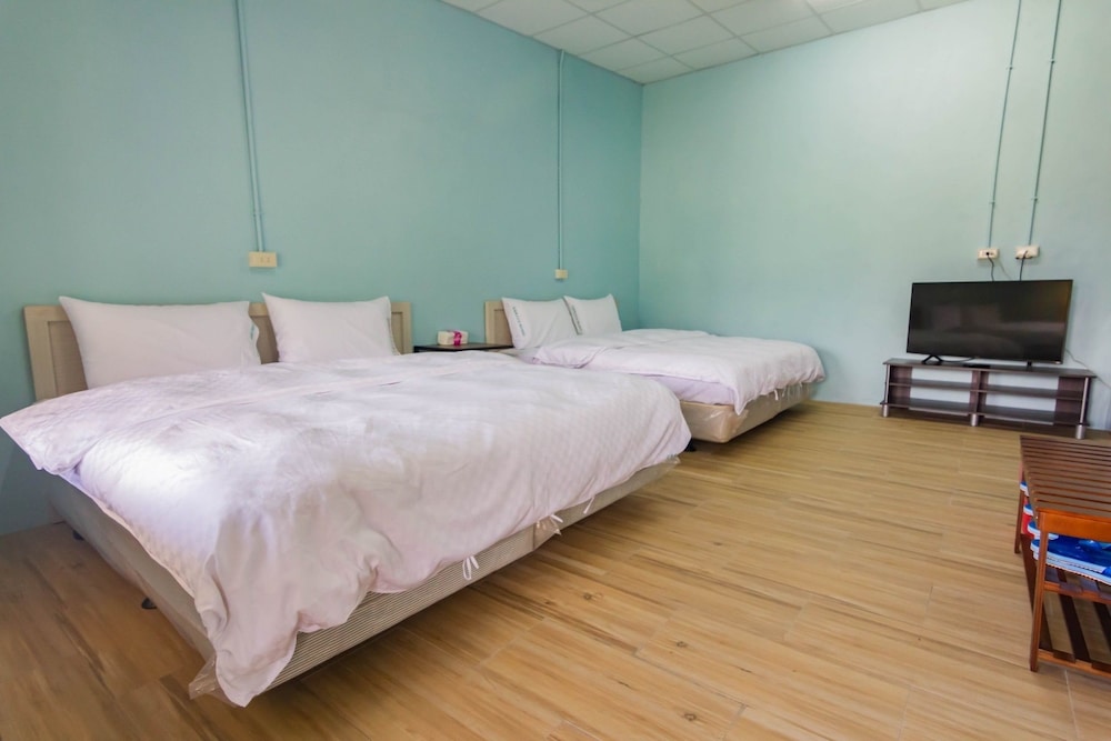 Classic Quadruple Room, 2 Queen Beds, Non Smoking, Mountain View photo 3