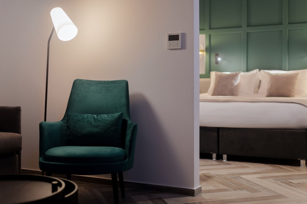 Deluxe Family Room thumbnail 5
