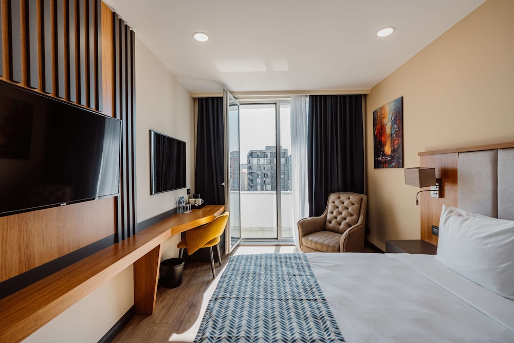 Standard Room, 1 Queen Bed, Non Smoking, Balcony - Photo 1