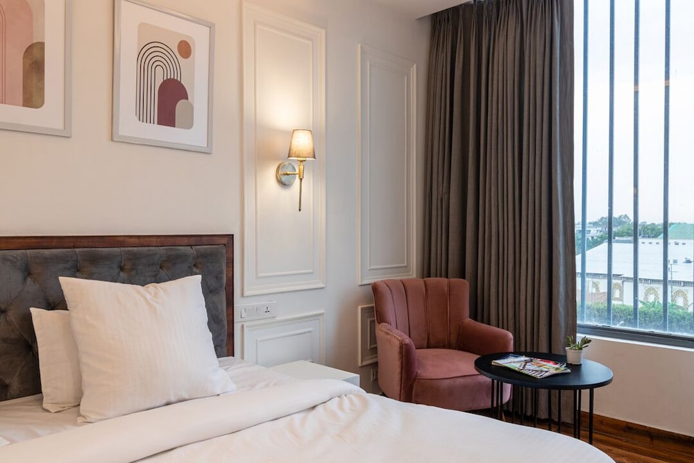 Deluxe Room, City View - Photo 3