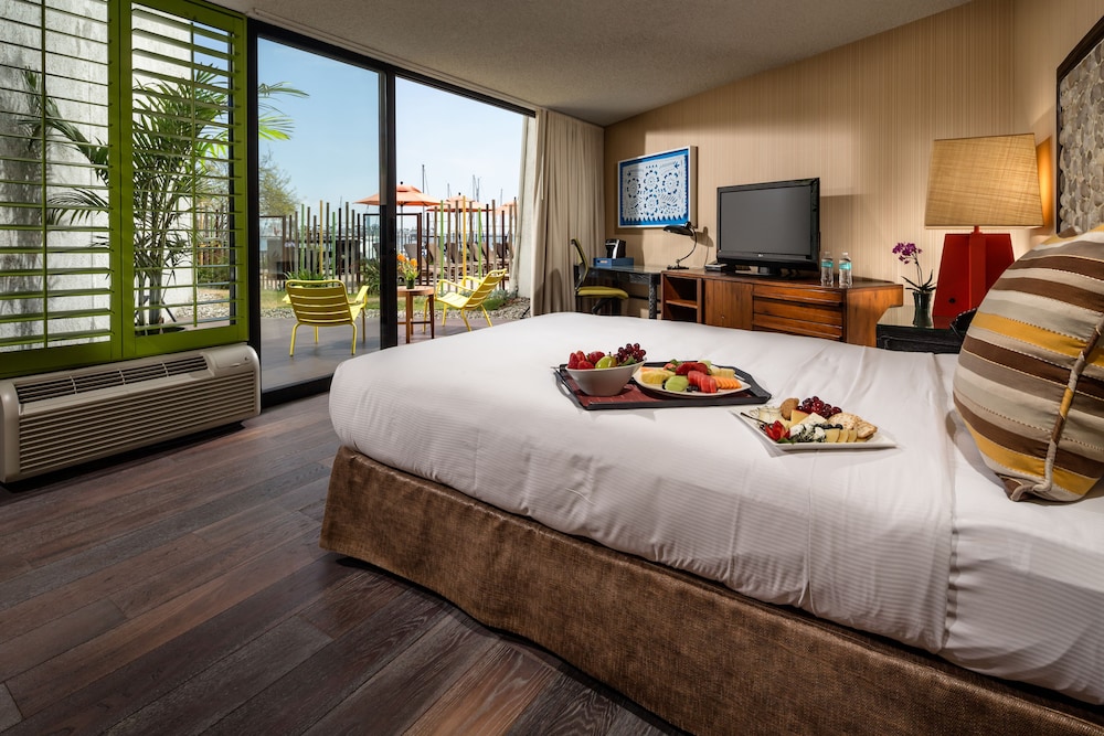 Deluxe Room, 1 King Bed with Sofa bed (King, Water View) - Photo 2