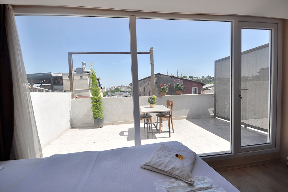 Deluxe Quadruple Room, Balcony, Partial Sea View photo 3