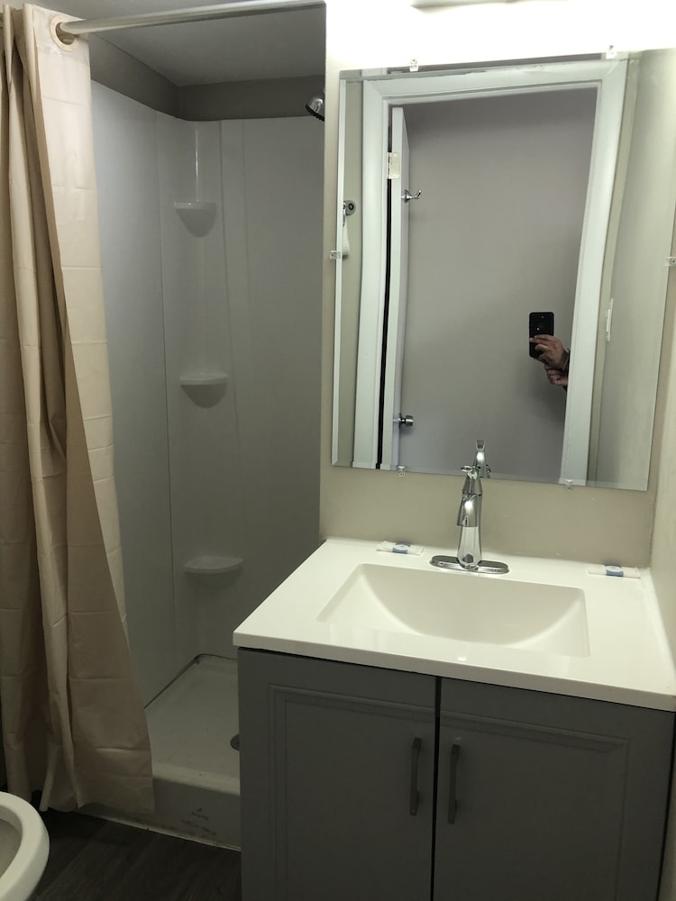 Standard Single Room, 1 Queen Bed, Smoking - Photo 4