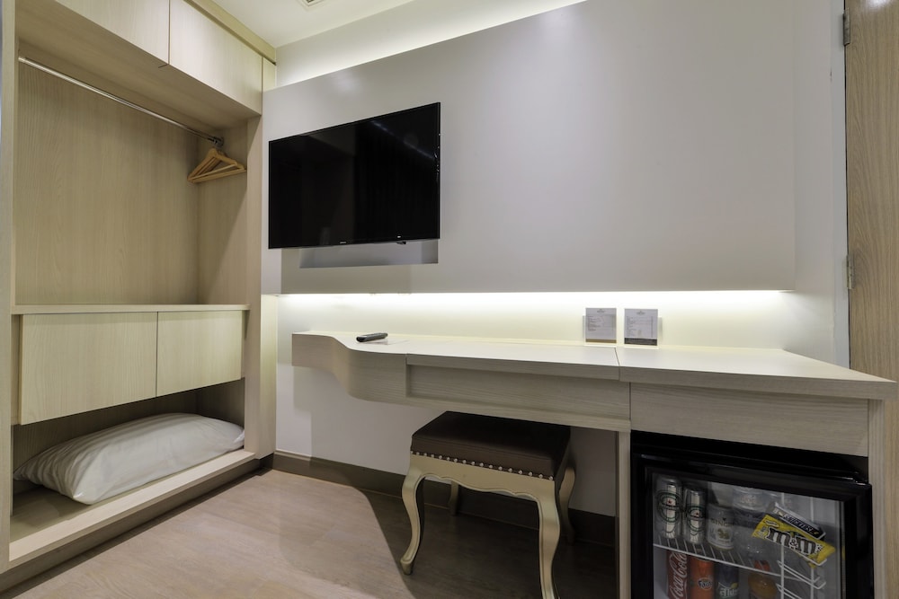 Premier Room, 1 King Bed photo 2