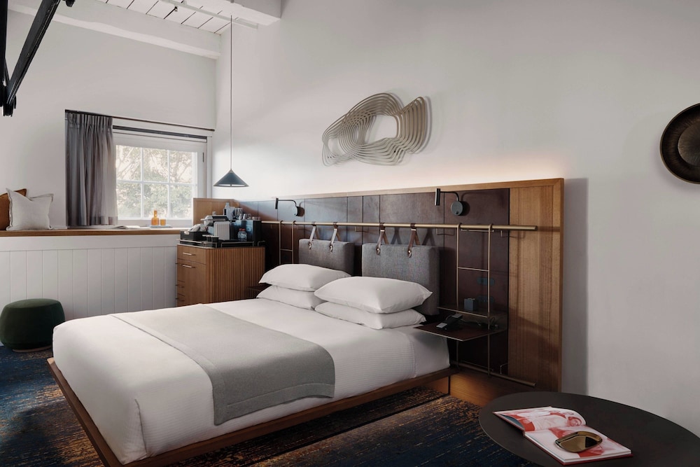 Room, 1 King Bed (View) thumbnail 5