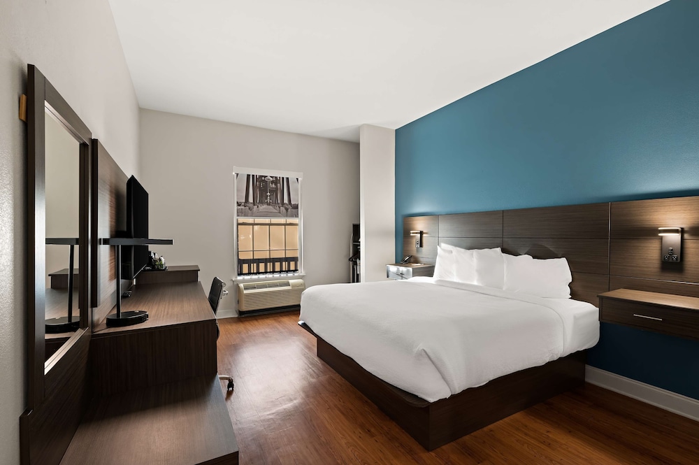 Standard Room, 1 King Bed, Accessible, Non Smoking (Walk-in Shower) - Photo 1