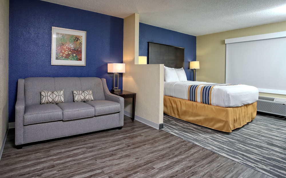 Suite, 1 King Bed - Photo 3