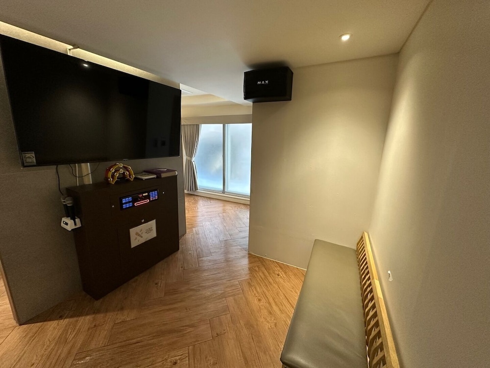 Family Room - Photo 18