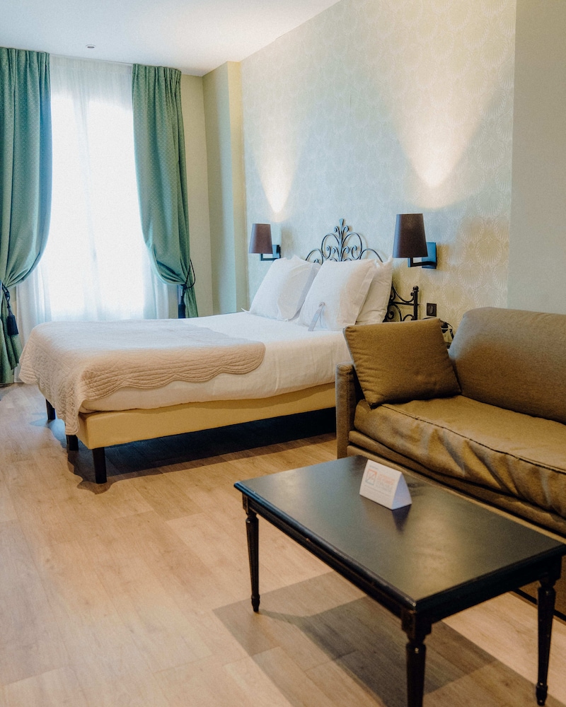 Family Room thumbnail 5