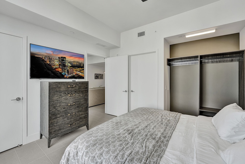 Luxury Condo, City View photo 3