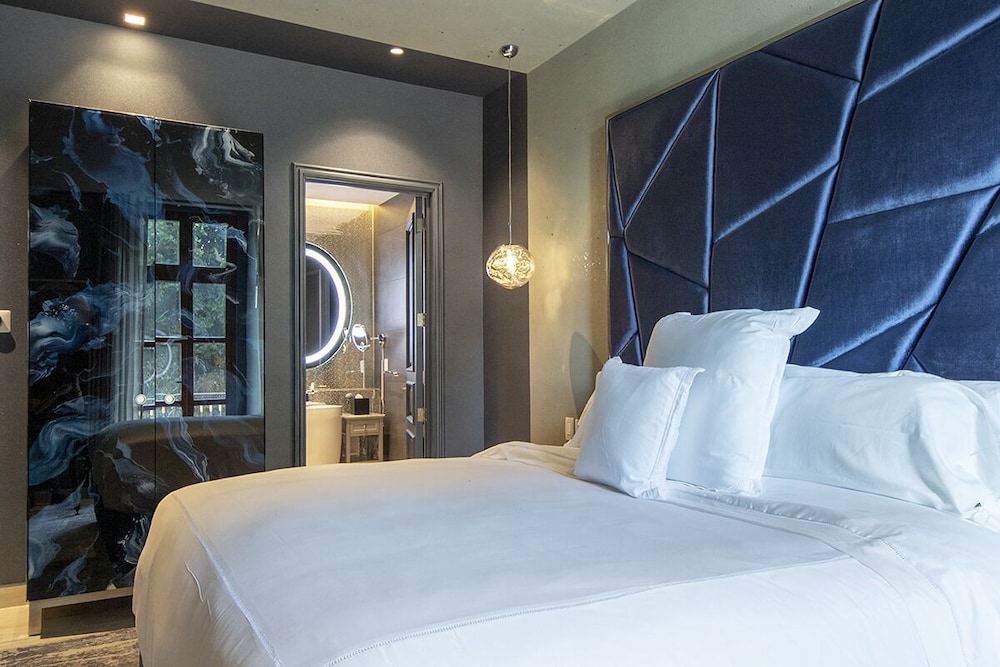 Deluxe Room, 1 King Bed - Photo 4