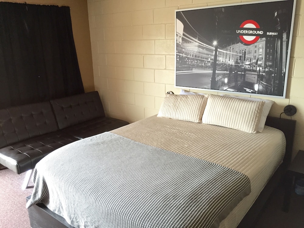 1 Queen with Futon photo 3