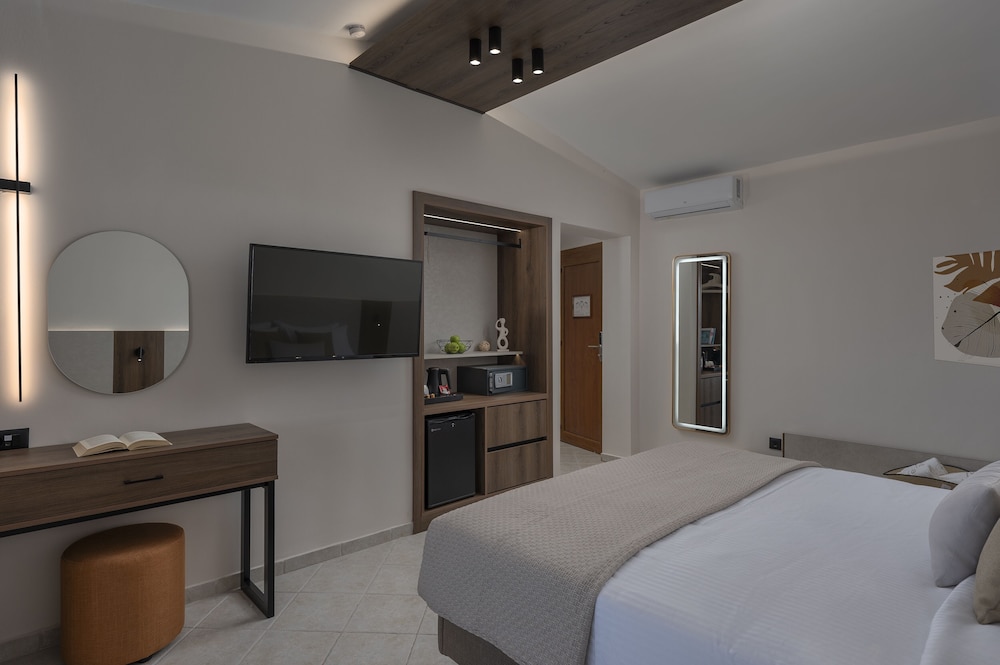 Standard Double Room, Partial Sea View - Photo 1