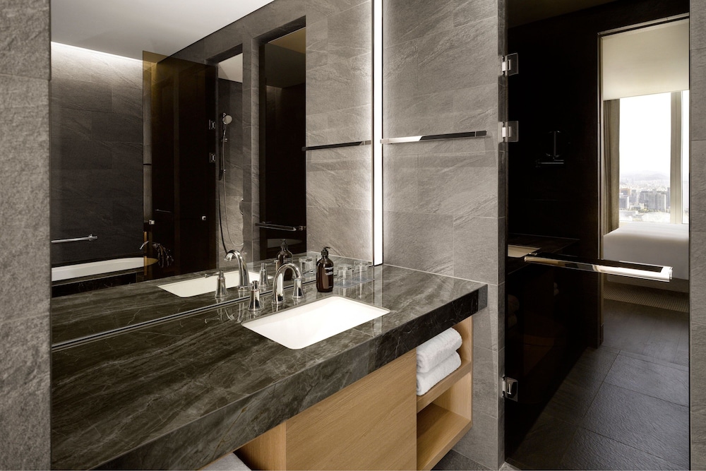 Suite, 1 King Bed (Onoma) photo 3