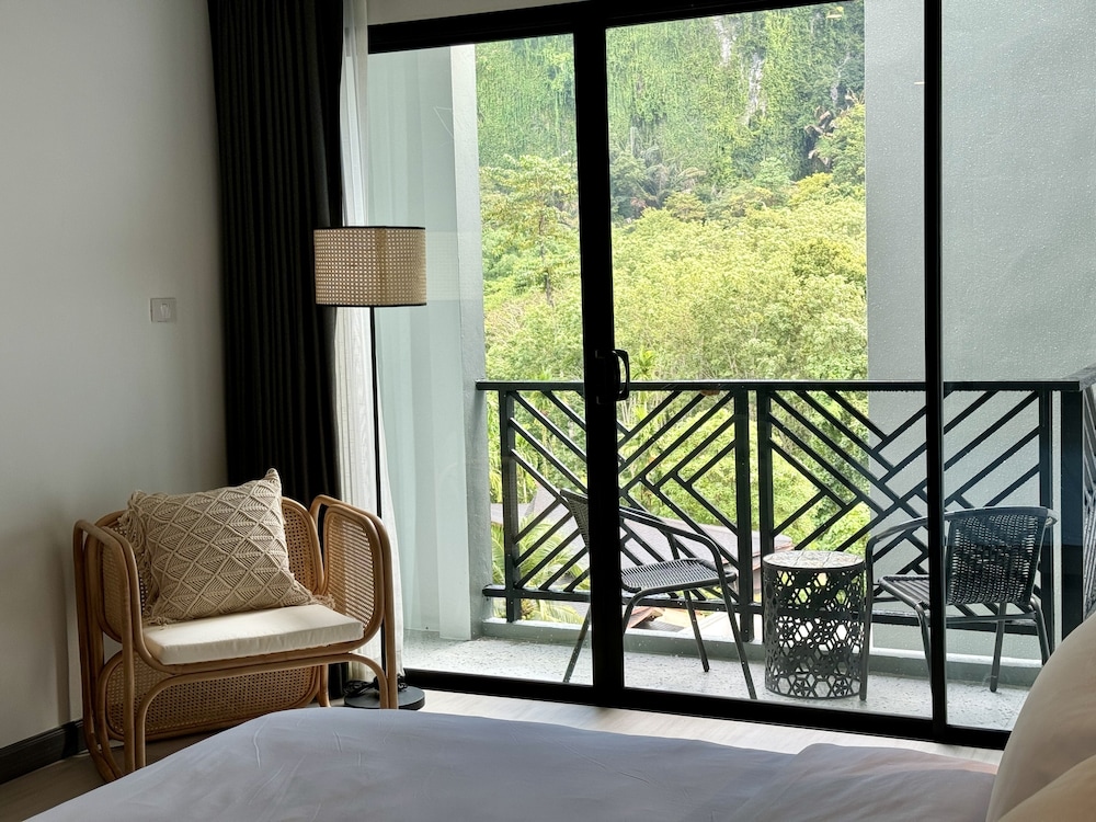 Superior Room, 1 King Bed, Pool View - Photo 6