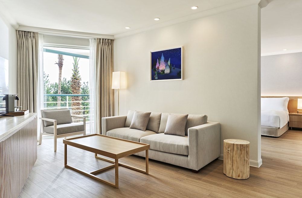 [Main Building] Studio Suite Twin, Garden View + Sun Bed For 2 + 2 Beverage