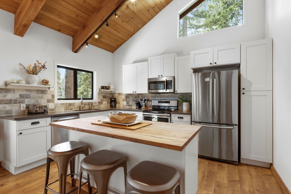 House, Multiple Beds, Patio, Mountain View (Bright & Modern Cabin) photo 3