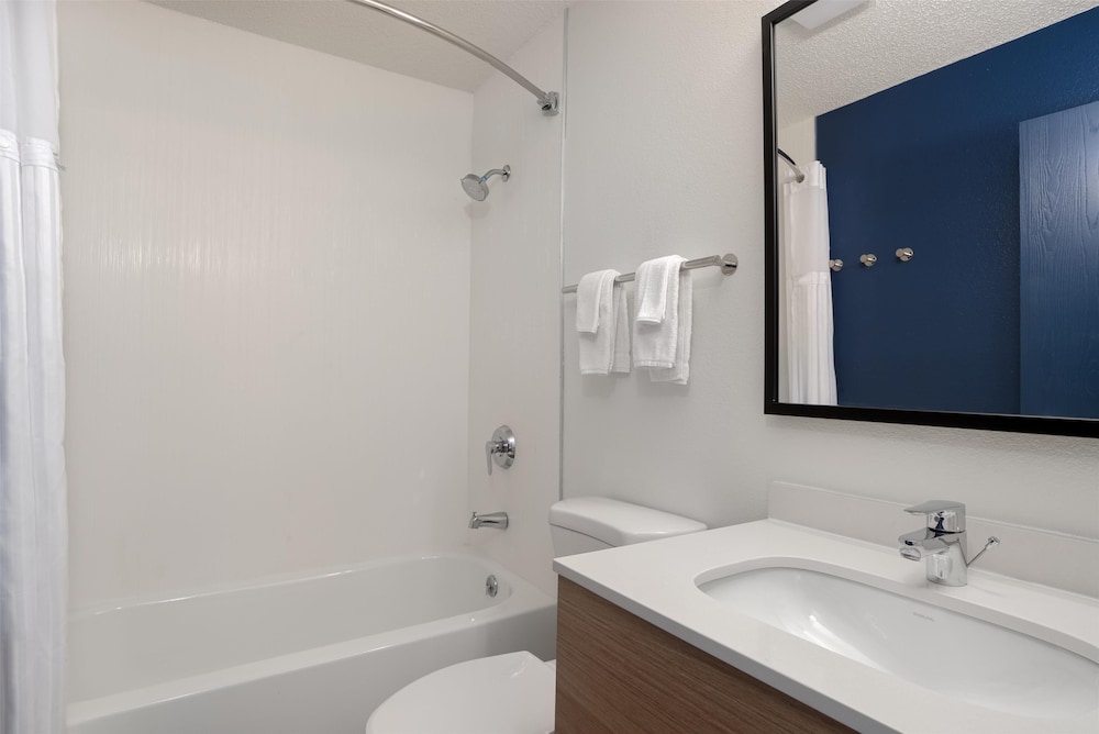 Room, 1 King Bed, Accessible, Bathtub (Mobility) photo 2