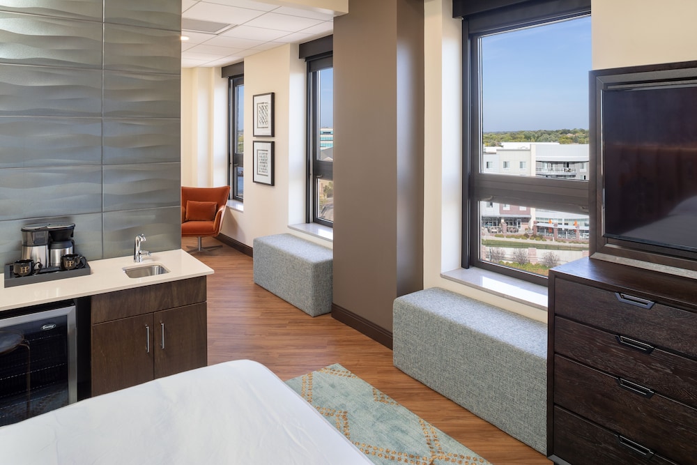 Deluxe Room, 1 King Bed, River View (Copper Penny River View) photo 3