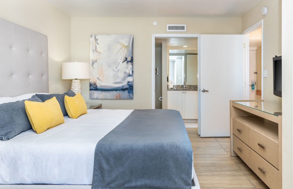 Pool View Suite - Photo 1