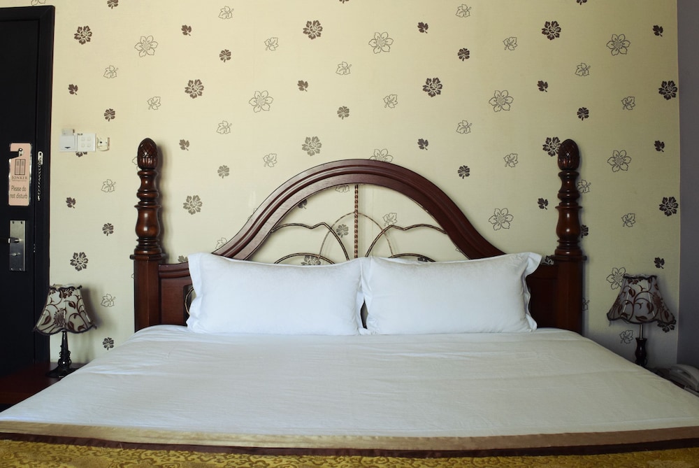 Deluxe Room, 1 King Bed, Non Smoking, Bathtub photo 3