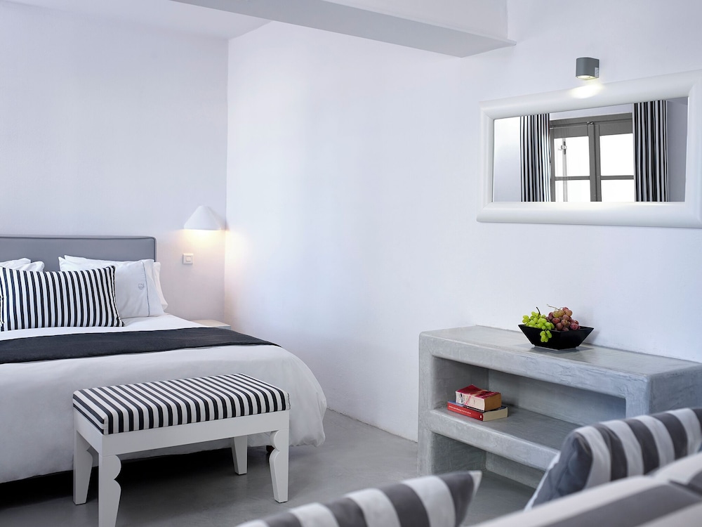 White Family Room with Garden View - Photo 3