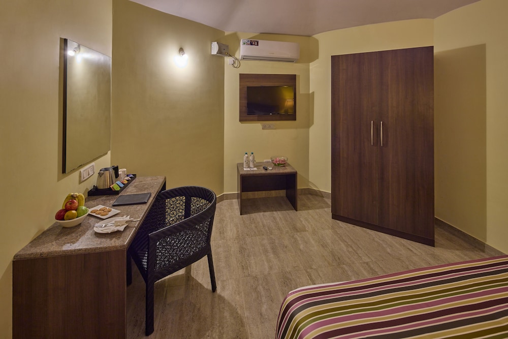 Ibis King Room photo 3