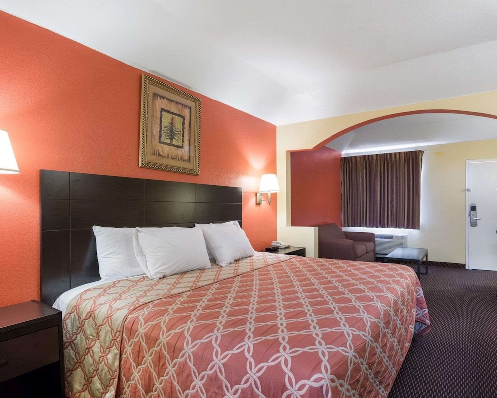 Suite, 1 King Bed, Non Smoking - Photo 2