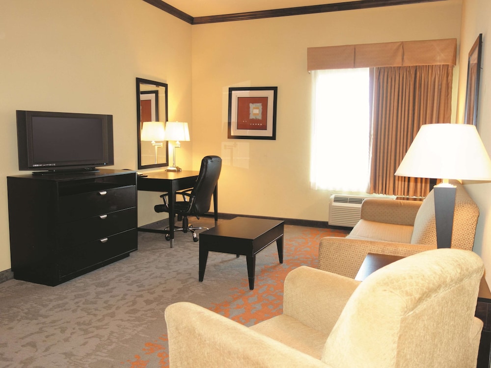 Deluxe Suite, 1 King Bed, Accessible, Bathtub - Photo 2