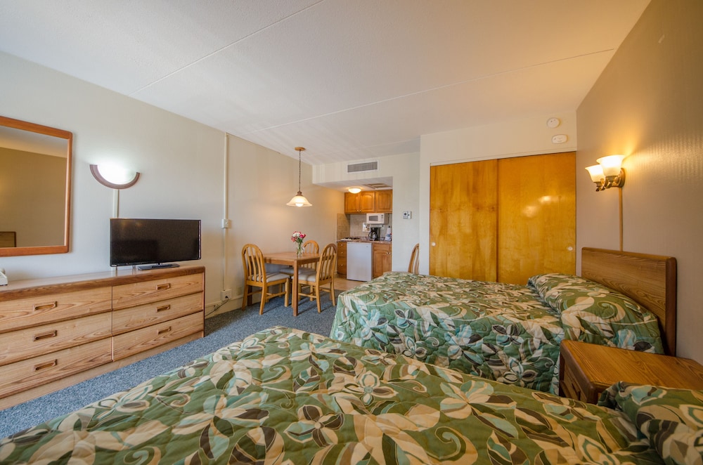 Pool front motel with kitchenette (F)