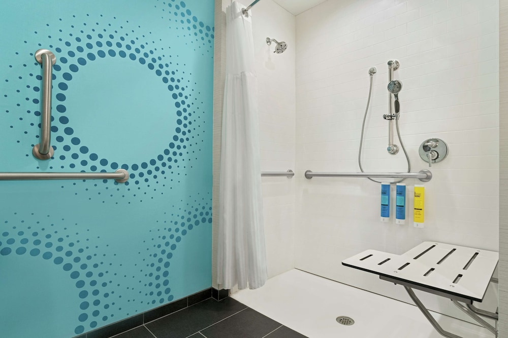 Room, 1 King Bed, Accessible (Hearing, Roll-in Shower) photo 2