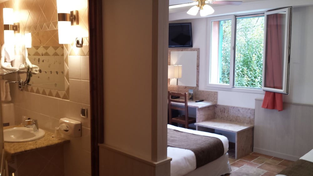 Twin Room - Photo 1