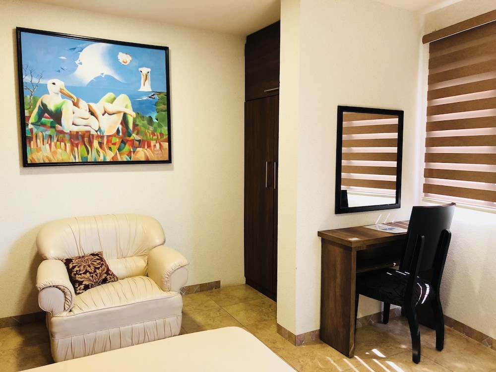 Signature Double Room, 1 Queen Bed photo 2
