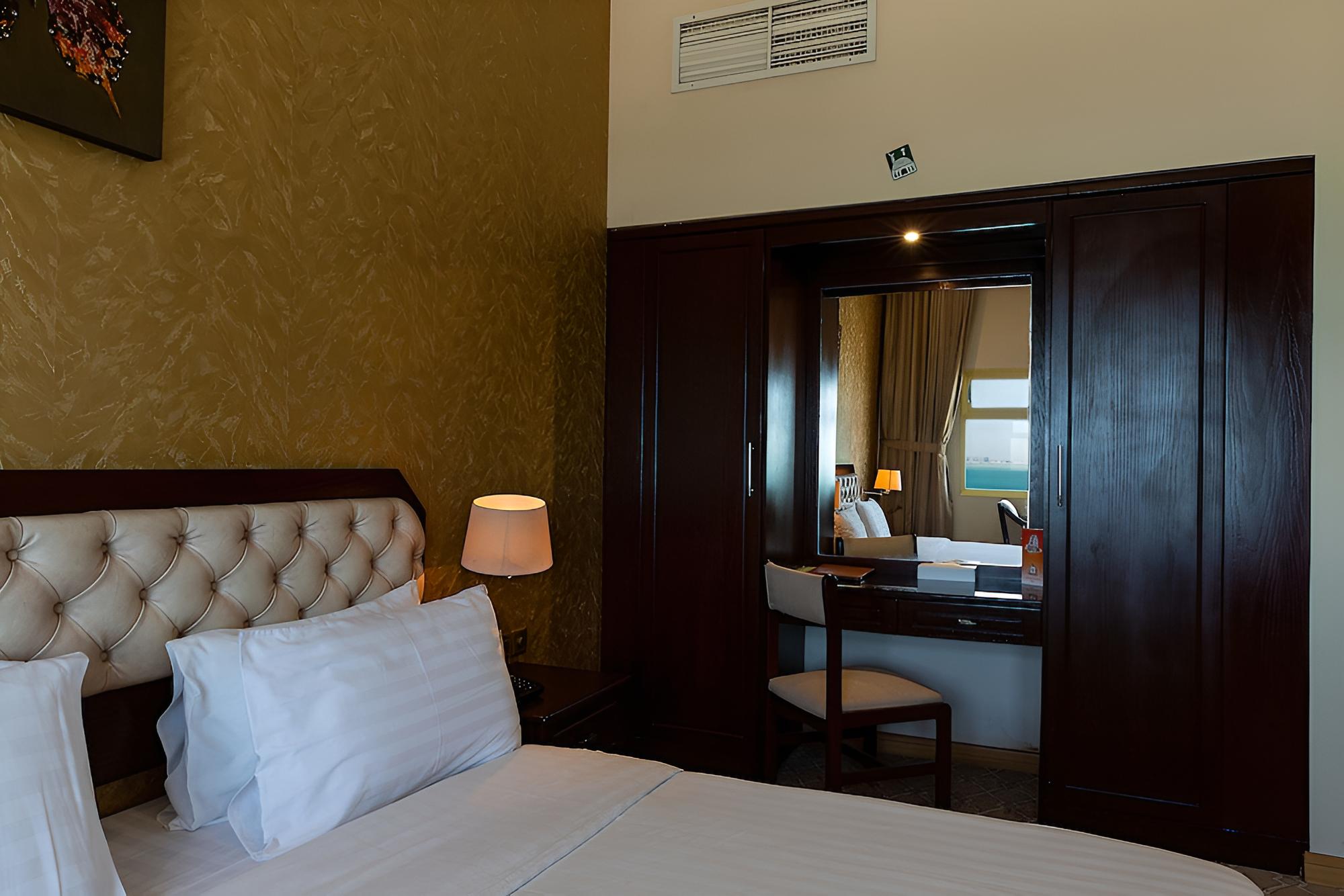 Deluxe Room, 1 King Bed - Photo 4