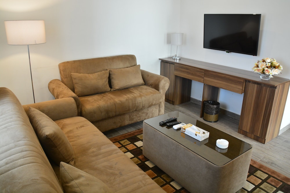 Deluxe Double Room (2 Adults + 1 Child) - Photo 5