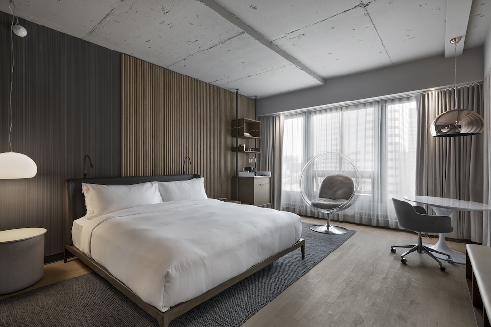 Signature Room, 1 Queen Bed with Sofa bed - Photo 1