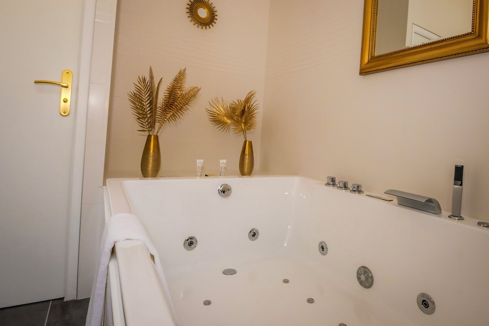 Deluxe Triple Room photo 3