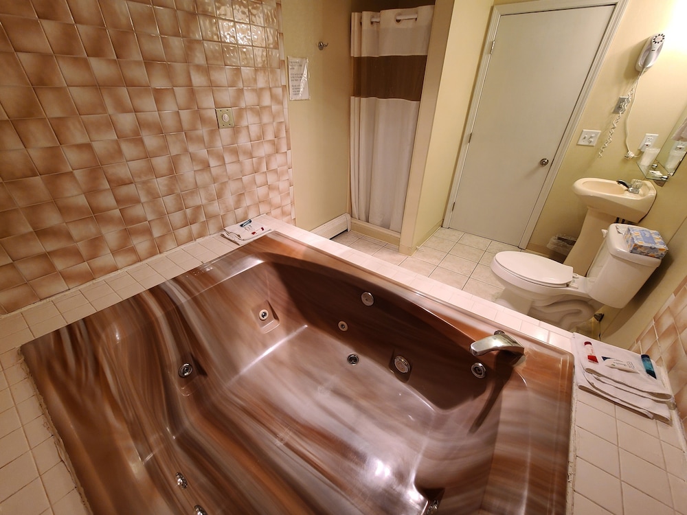 Suite, 1 King Bed, Non Smoking, Jetted Tub, photo 6
