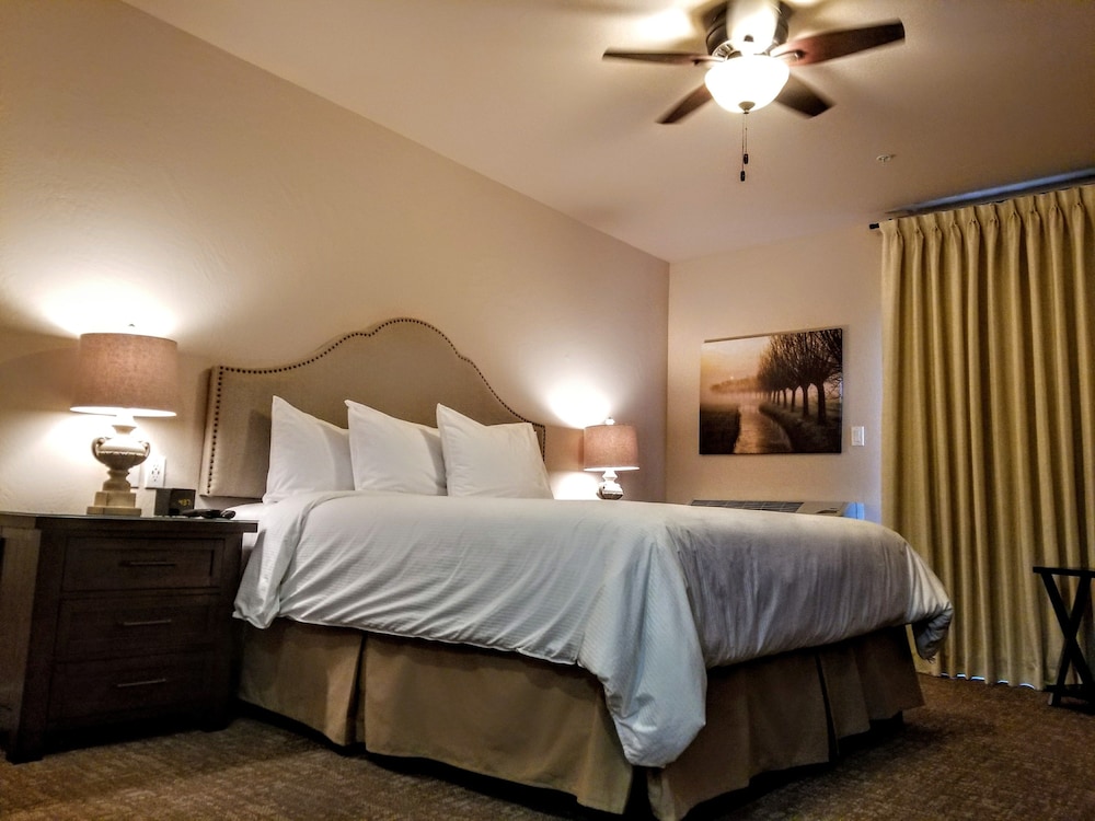 Luxury Room, 1 King Bed, Golf View photo 2